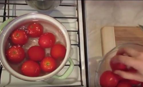 Сколько соли для томатов в собственном соку. Простой рецепт помидоров в собственном соку на зиму без стерилизации