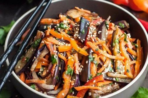 Салат с вялеными баклажанами. 20 салатов с баклажанами, которые стоит попробовать