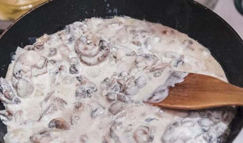 Как правильно размешать тесто для черных и белых Грузди. Грузди со сметаной: рецепты блюд