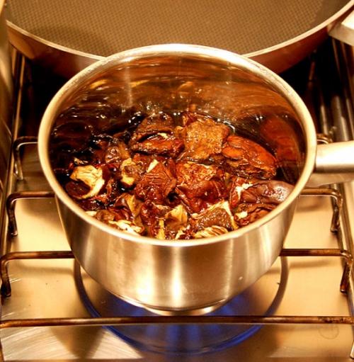 Какие ингредиенты используются для приготовления горячего засола. Грибы соленые горячим способом