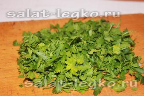 Закуска из петрушки и помидоров на зиму. Салат с красными помидорами, луком и зеленью Петрушка 03