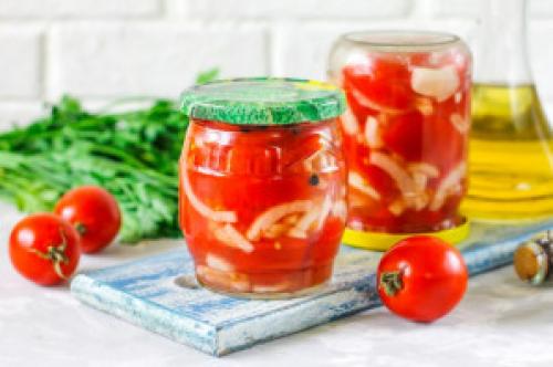 Помидоры дольками на зиму с маслом. Помидоры дольками с луком и маслом