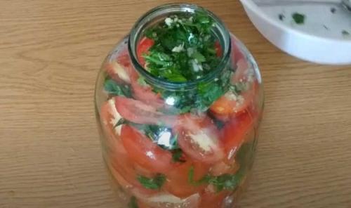 Маринованные помидоры быстрого приготовления с уксусом. Маринованные помидоры быстрого приготовления с чесноком и зеленью в банке