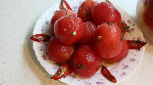 Маринованные помидоры дольками быстрого приготовления. Маринованные помидоры быстрого приготовления с чесноком и укропом