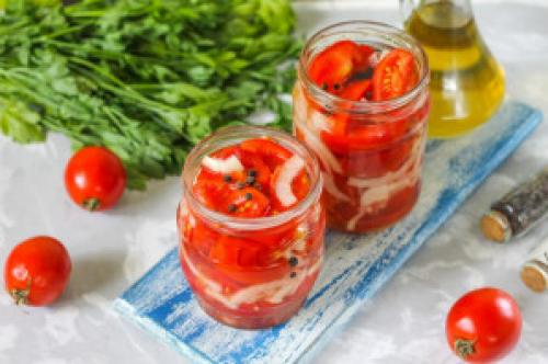 Помидоры дольками на зиму с маслом. Помидоры дольками с луком и маслом