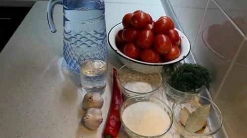 Маринованные помидоры дольками быстрого приготовления. Маринованные помидоры быстрого приготовления с чесноком и укропом