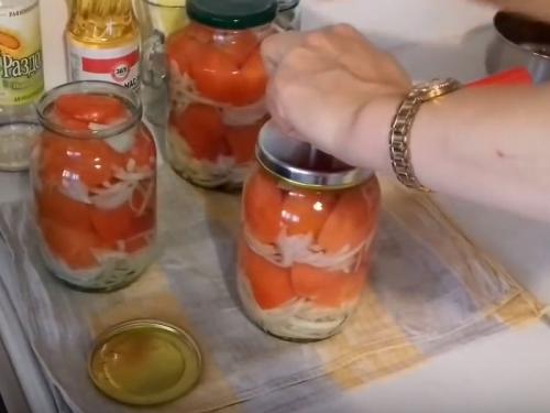 Помидоры пальчики оближешь с петрушкой. Помидоры дольками с луком и подсолнечным маслом в литровых банках: