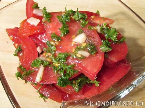 Салат помидоры с чесноком и зеленью. Домашние рецепты с фото