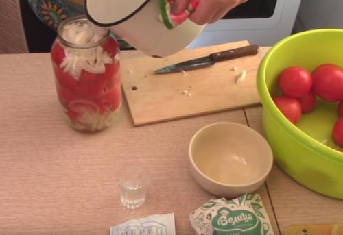 Помидоры с луком на зиму. Помидоры половинками с луком и маслом на зиму — самый вкусный рецепт без стерилизации