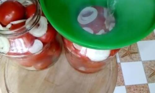 Помидоры с луком на зиму. Помидоры половинками с луком и маслом на зиму — самый вкусный рецепт без стерилизации 33