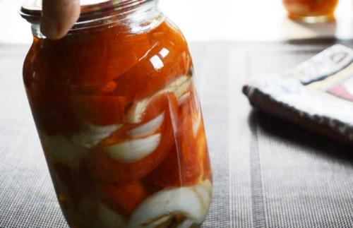 Помидоры с луком на зиму пальчики оближешь. Помидоры дольками с луком и маслом на зиму – самый вкусный рецепт (на 1 литровую банку)