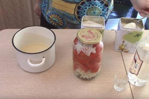 Помидоры с луком на зиму. Помидоры половинками с луком и маслом на зиму — самый вкусный рецепт без стерилизации