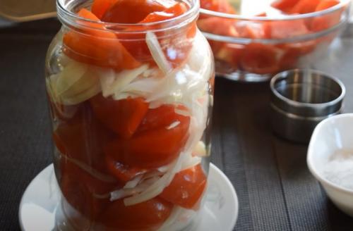 Помидоры с луком на зиму пальчики оближешь. Помидоры дольками с луком и маслом на зиму – самый вкусный рецепт (на 1 литровую банку)