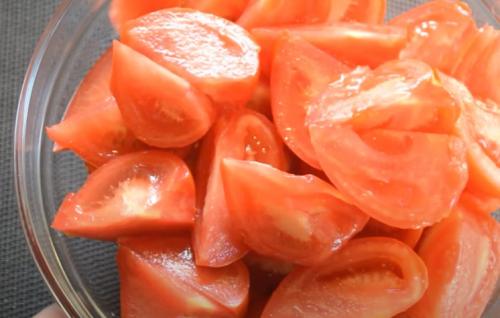 Помидоры с луком на зиму пальчики оближешь. Помидоры дольками с луком и маслом на зиму – самый вкусный рецепт (на 1 литровую банку)