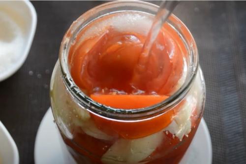 Помидоры с луком на зиму пальчики оближешь. Помидоры дольками с луком и маслом на зиму – самый вкусный рецепт (на 1 литровую банку)