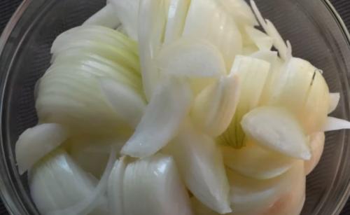 Помидоры с луком на зиму пальчики оближешь. Помидоры дольками с луком и маслом на зиму – самый вкусный рецепт (на 1 литровую банку)