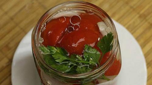 Рецепт помидоры пальчики оближешь дольками с маслом. Дольки помидоров с луком и маслом без стерилизации на зиму