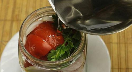 Рецепт помидоры пальчики оближешь дольками с маслом. Дольки помидоров с луком и маслом без стерилизации на зиму