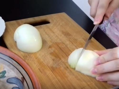 Помидоры пальчики оближешь с петрушкой. Помидоры дольками с луком и подсолнечным маслом в литровых банках: