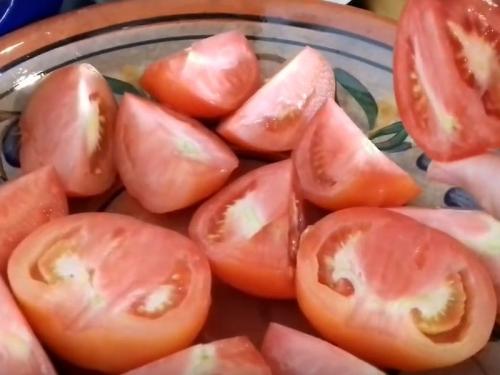 Помидоры пальчики оближешь с петрушкой. Помидоры дольками с луком и подсолнечным маслом в литровых банках: