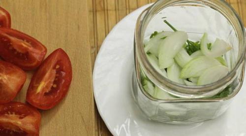 Рецепт помидоры пальчики оближешь дольками с маслом. Дольки помидоров с луком и маслом без стерилизации на зиму