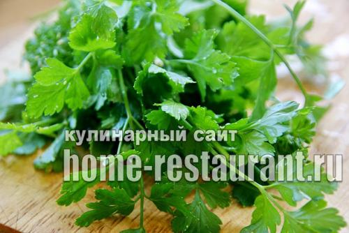 Помидоры дольками на зиму с петрушкой. 