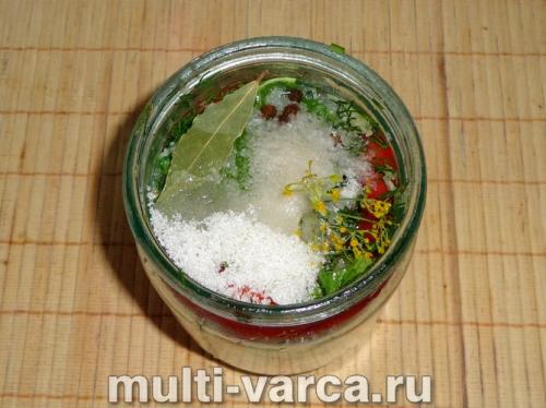 Помидоры дольками на зиму с петрушкой. 12