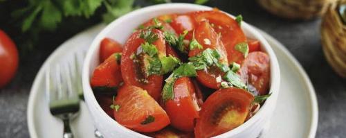 Помидоры с петрушкой и чесноком закуска. Малосольные помидоры с чесноком и зеленью быстрого приготовления