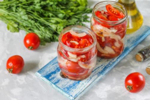 Резаные помидоры с луком на зиму. Помидоры дольками с луком и маслом