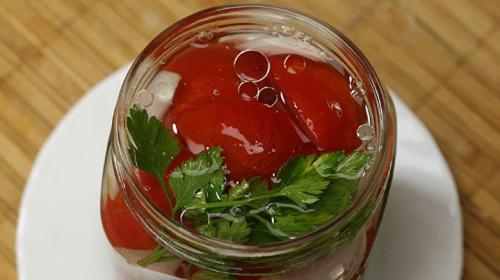 Бурые помидоры дольками на зиму без стерилизации. Помидоры дольками с луком и маслом на зиму: рецепты «пальчики оближешь»