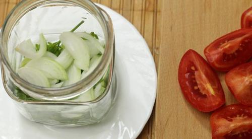 Бурые помидоры дольками на зиму без стерилизации. Помидоры дольками с луком и маслом на зиму: рецепты «пальчики оближешь»