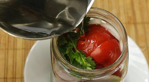 Бурые помидоры дольками на зиму без стерилизации. Помидоры дольками с луком и маслом на зиму: рецепты «пальчики оближешь»