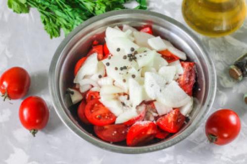 Резаные помидоры с луком на зиму. Помидоры дольками с луком и маслом