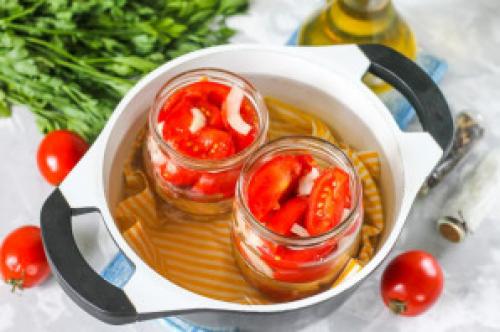 Резаные помидоры с луком на зиму. Помидоры дольками с луком и маслом
