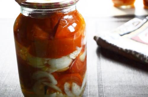 Резаные помидоры с луком и растительным маслом на зиму. Помидоры дольками с луком и маслом на зиму – самый вкусный рецепт (на 1 литровую банку)