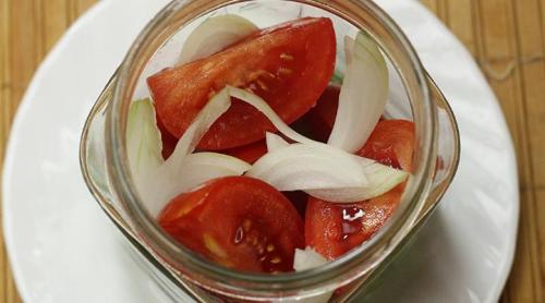 Бурые помидоры дольками на зиму без стерилизации. Помидоры дольками с луком и маслом на зиму: рецепты «пальчики оближешь»