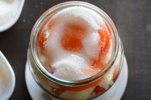 Резаные помидоры с луком и растительным маслом на зиму. Помидоры дольками с луком и маслом на зиму – самый вкусный рецепт (на 1 литровую банку)