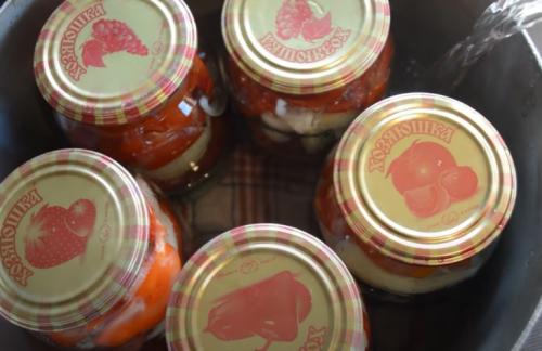 Резаные помидоры с луком и растительным маслом на зиму. Помидоры дольками с луком и маслом на зиму – самый вкусный рецепт (на 1 литровую банку)