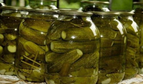 Почему крышки на банках с огурцами начинают вздуваться. Почему банки взрываются