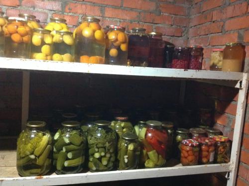 Каковы причины вздутия крышки на банке с солеными огурцами. Причины вздутия крышки на огурцах