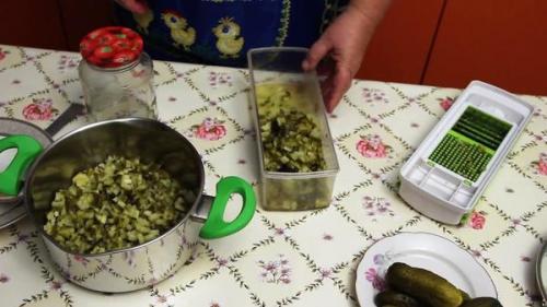 Можно ли использовать вздутую банку с огурцами для приготовления других блюд. Взорвались банки? И эти огурцы пойдут в дело: совет от Юлии Миняевой