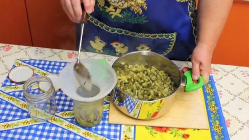 Можно ли использовать вздутую банку с огурцами для приготовления других блюд. Взорвались банки? И эти огурцы пойдут в дело: совет от Юлии Миняевой