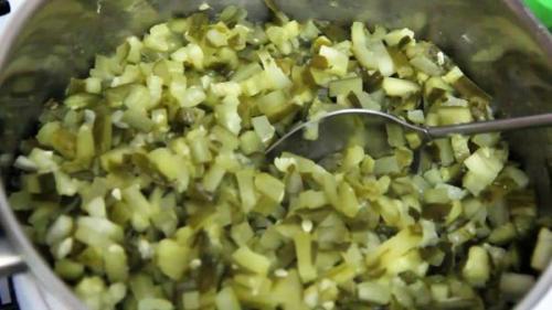 Как переделать вздушиеся огурцы в вкусные соленья. Взорвались банки? И эти огурцы пойдут в дело: совет от Юлии Миняевой