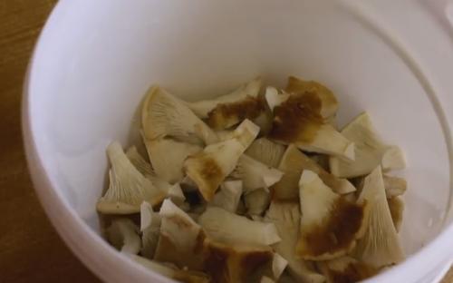 Какие ингредиенты можно добавить к соленым груздям, чтобы сделать их менее островатыми. Соленые грузди на зиму в банках (получаются хрустящими, ароматными и очень вкусными)