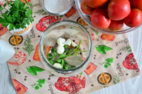 Как правильно стерилизовать банки для заготовки помидоров с чесноком. Помидоры маринованные на зиму со стерилизацией