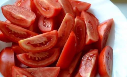 Томаты нарезанные на дольки в рассоле и в томатном.. Помидоры дольками на зиму — рецепт с луком и маслом