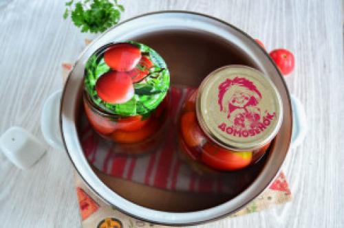 Как правильно стерилизовать банки для заготовки помидоров с чесноком. Помидоры маринованные на зиму со стерилизацией
