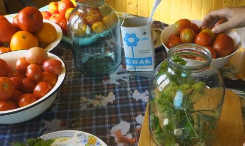 Можно ли добавить другие овощи в помидоры с чесноком при заготовке без уксуса. Как засолить помидоры на зиму в банках? Простой рецепт без уксуса