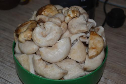 Угостили баночкой соленых груздей. Соленые грузди.