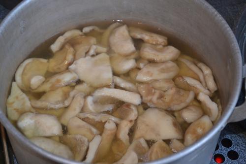 Угостили баночкой соленых груздей. Соленые грузди.